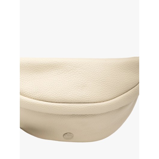 Kremowa skórzana torebka typu nerka ze srebrnymi dodatkami